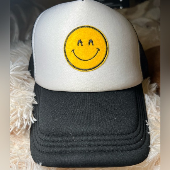 ✨SMILEY FACE TRUCKER HAT✨ - Picture 1 of 1
